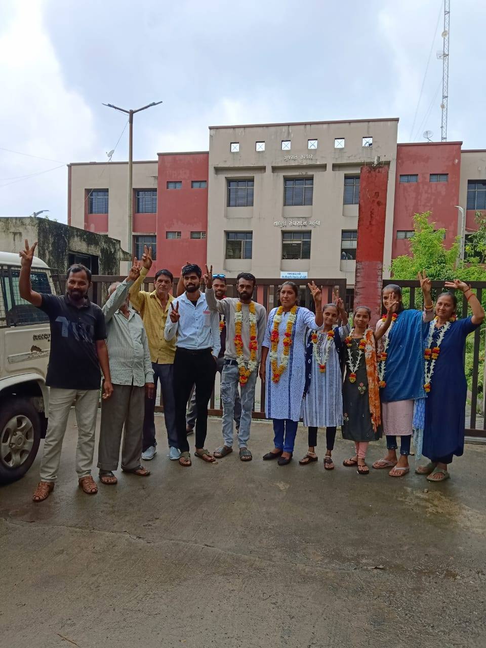 તા.૨૫-૦૬-૨૦૨૫ ના રોજ મહુવા તાલુકા (સુરત) ના ગ્રામ પંચાયતના સરપંચ અને વોર્ડ સભ્યોને ૨૦૨૫ ગ્રામ પંચાયતની ચૂંટણીમાં જીત મેળવવા બદલ ખૂબ ખૂબ અભિનંદન અને શુભકામનાઓ.